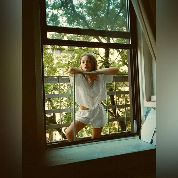 Zara White Elastic Mid waist Shorts - Picture 2 of 7